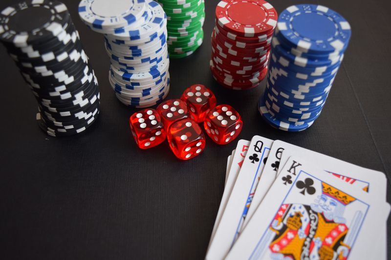 Chip kasino dan kartu sebagai simbol program VIP