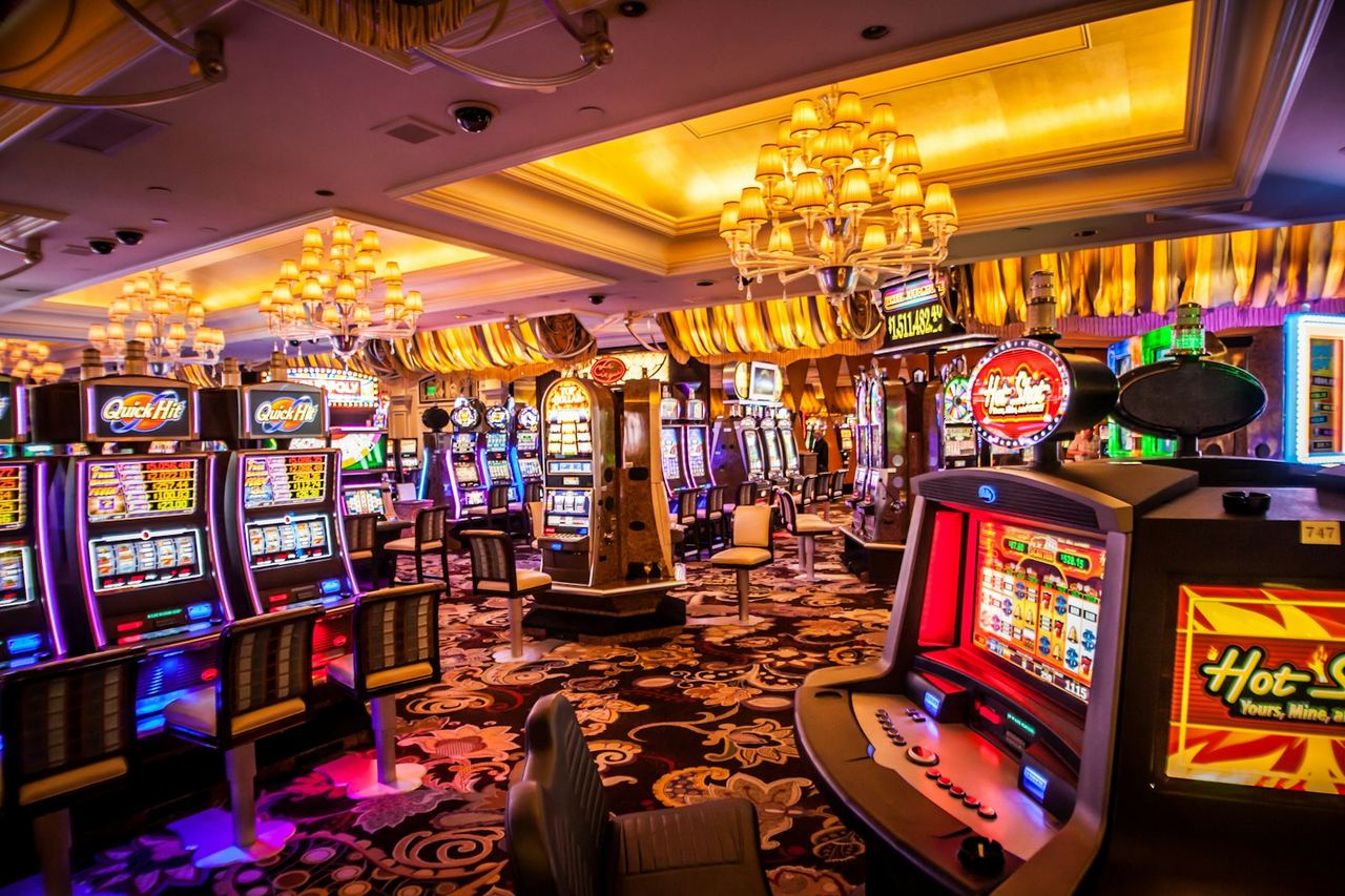 Deretan mesin slot di lantai kasino