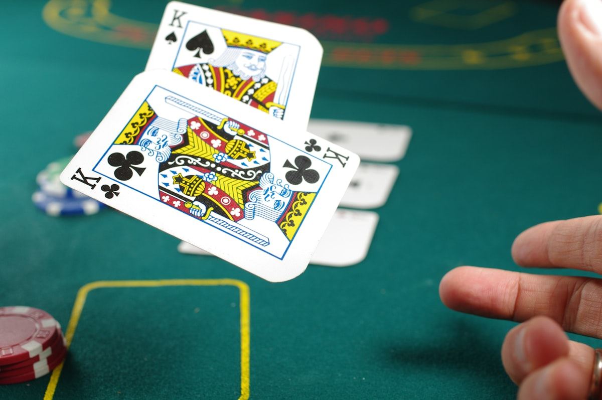 Dealer membagikan kartu di meja live casino
