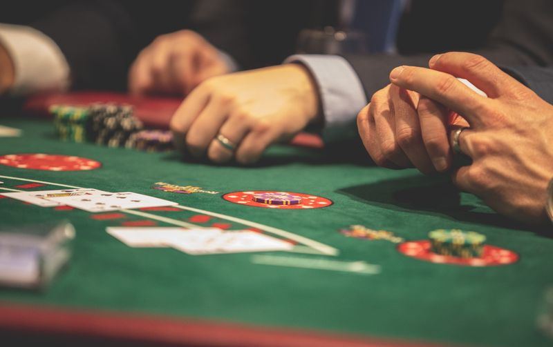 Pemain poker di meja hijau dengan chip dan kartu